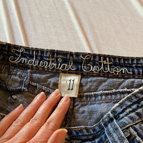 Distressed jean shorts - Picture 4 of 4